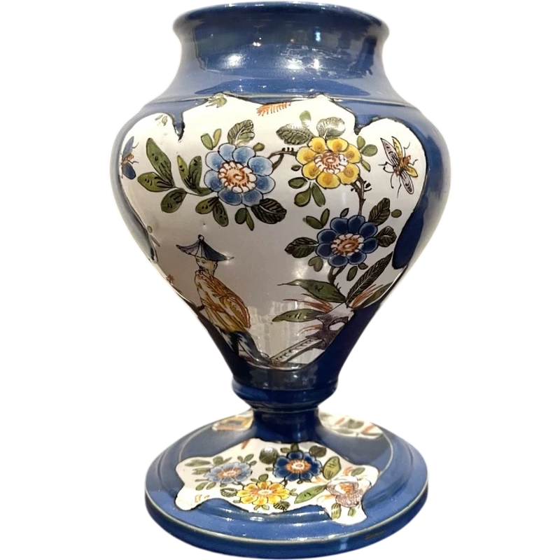 Vase en faïence orné de médaillons représentant des figures orientales. Felice Clerici.