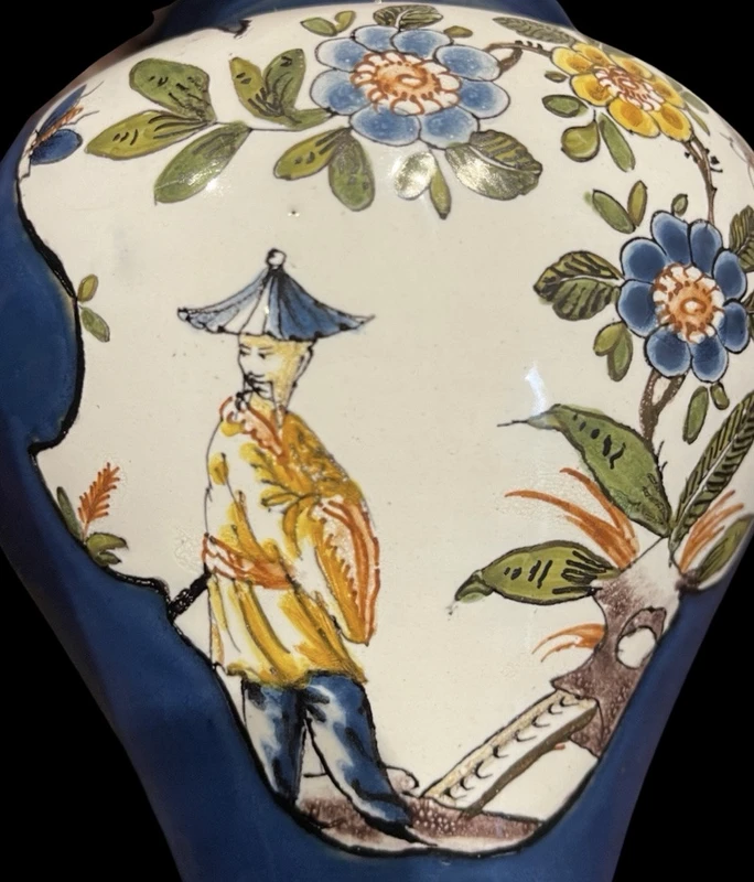 Vase en faïence orné de médaillons représentant des figures orientales. Felice Clerici.