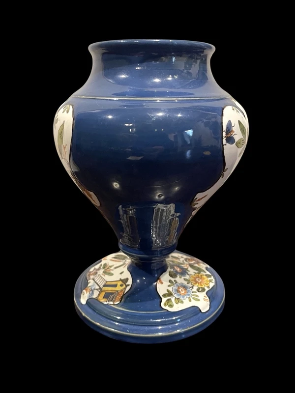 Vase en faïence orné de médaillons représentant des figures orientales. Felice Clerici.