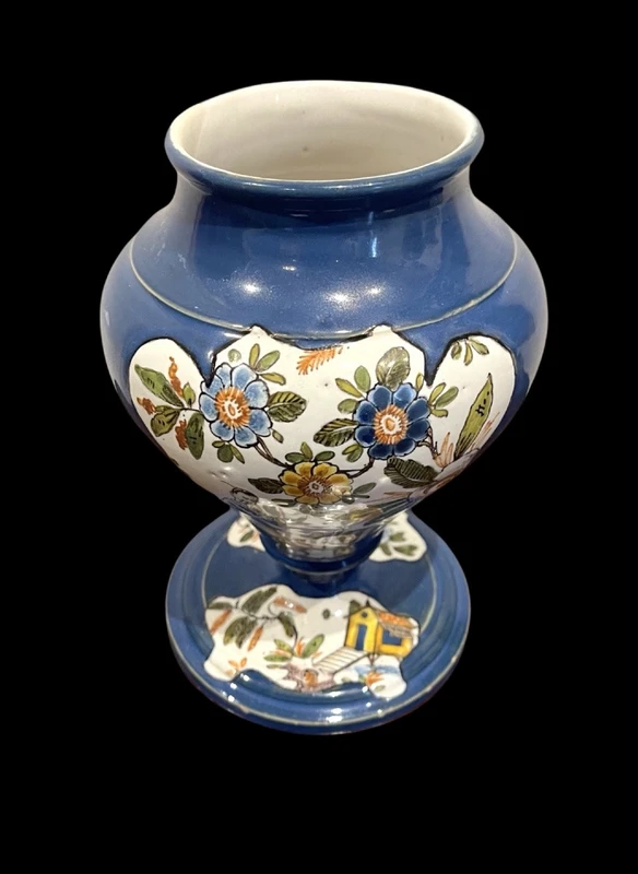 Vase en faïence orné de médaillons représentant des figures orientales. Felice Clerici.