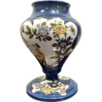 Vase en faïence orné de médaillons représentant des figures orientales. Felice Clerici.