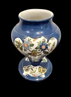 Vase en faïence orné de médaillons représentant des figures orientales. Felice Clerici.