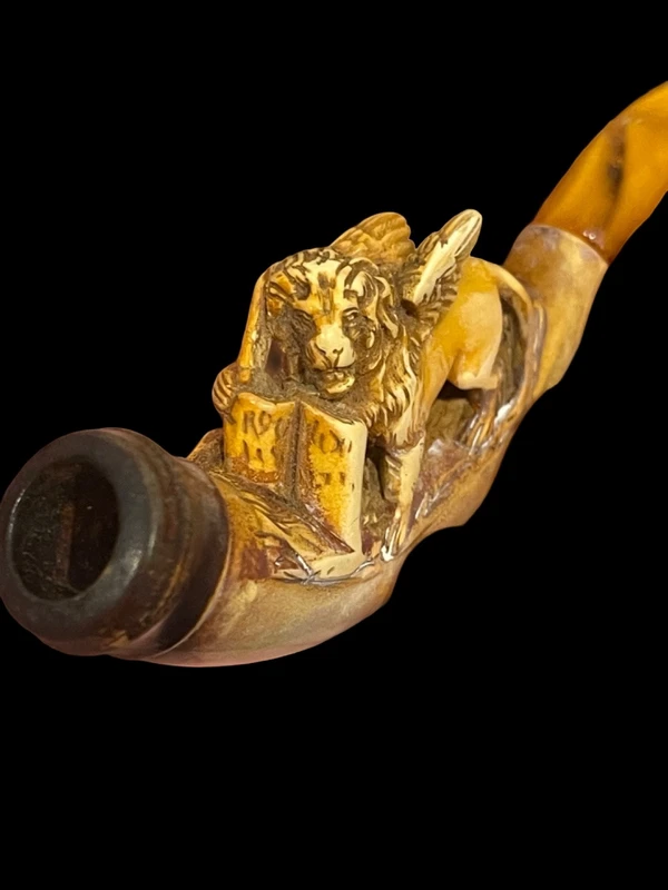 A pipe made of sea foam (magnesite) featuring the figure of the Lion of St. Mark.