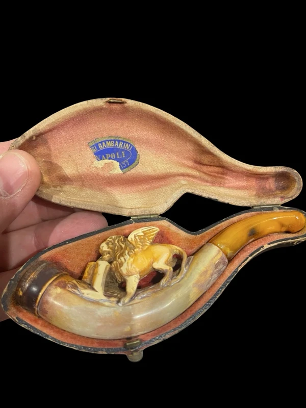 A pipe made of sea foam (magnesite) featuring the figure of the Lion of St. Mark.