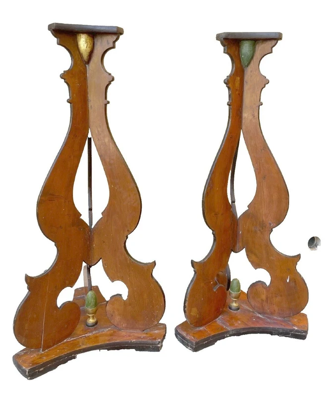 Magnifique paire de chandeliers, avec socles et trépieds en bois peint, datant de la fin du XVIIIe siècle et du début du XIXe siècle