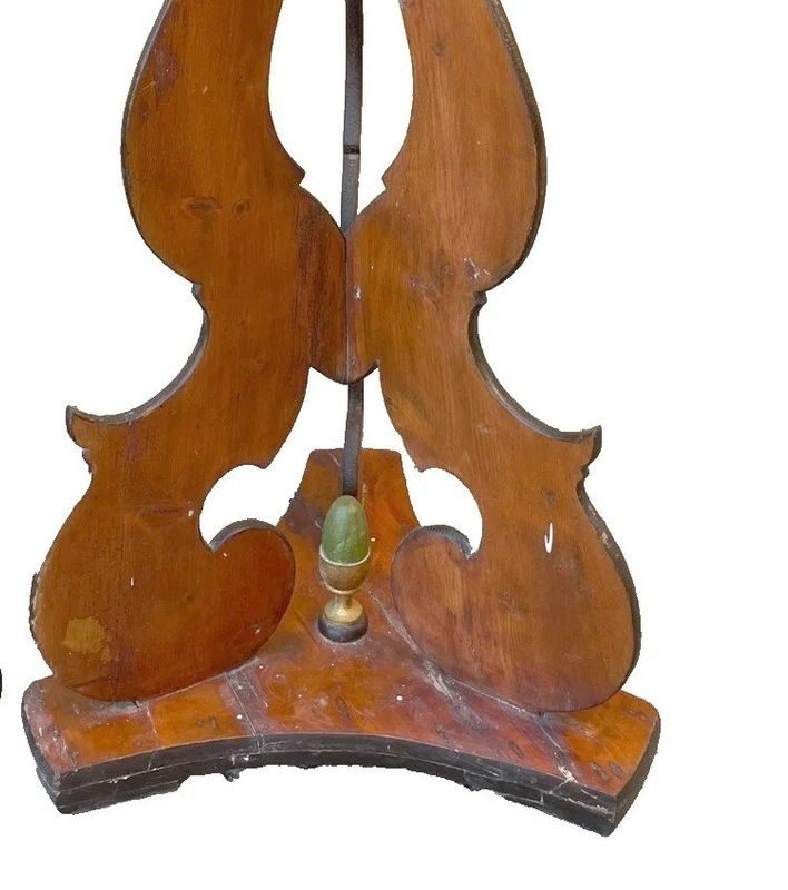 Magnifique paire de chandeliers, avec socles et trépieds en bois peint, datant de la fin du XVIIIe siècle et du début du XIXe siècle