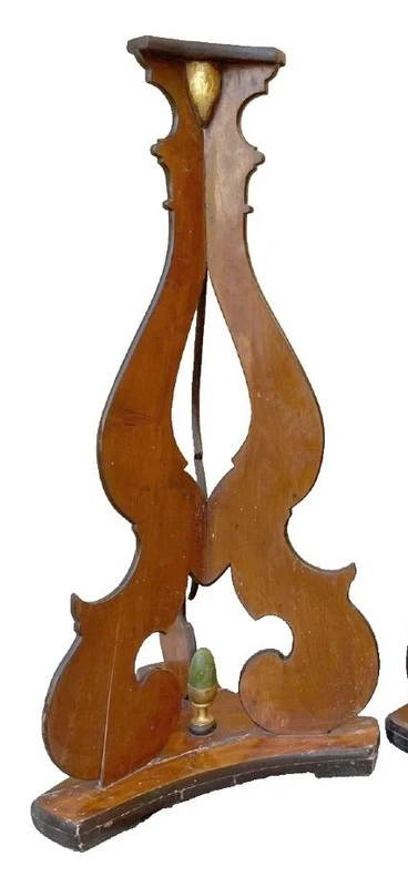 Magnifique paire de chandeliers, avec socles et trépieds en bois peint, datant de la fin du XVIIIe siècle et du début du XIXe siècle