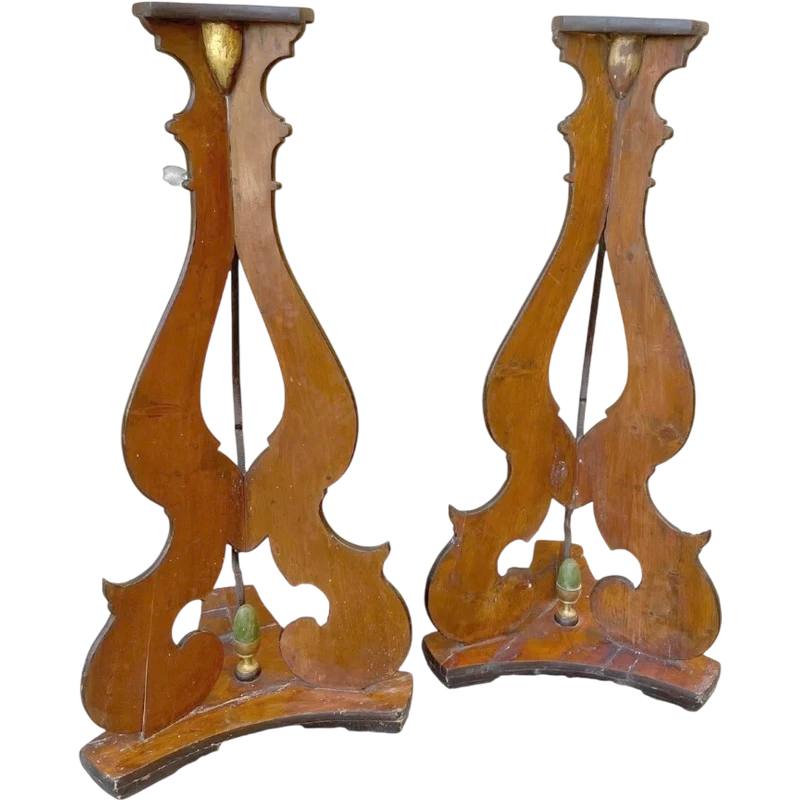 Magnifique paire de chandeliers, avec socles et trépieds en bois peint, datant de la fin du XVIIIe siècle et du début du XIXe siècle