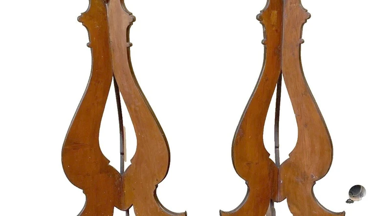Magnifique paire de chandeliers, avec socles et trépieds en bois peint, datant de la fin du XVIIIe siècle et du début du XIXe siècle