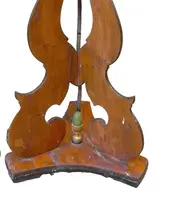 Magnifique paire de chandeliers, avec socles et trépieds en bois peint, datant de la fin du XVIIIe siècle et du début du XIXe siècle
