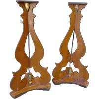 Magnifique paire de chandeliers, avec socles et trépieds en bois peint, datant de la fin du XVIIIe siècle et du début du XIXe siècle