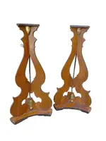 Magnifique paire de chandeliers, avec socles et trépieds en bois peint, datant de la fin du XVIIIe siècle et du début du XIXe siècle