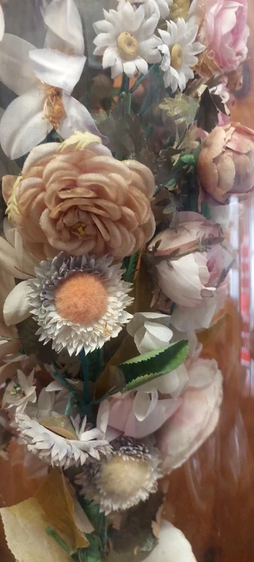 Cloche ancienne en verre soufflé, vase en céramique et fleurs en tissu, XIXe siècle.