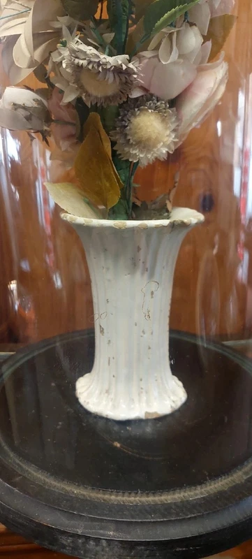 Cloche ancienne en verre soufflé, vase en céramique et fleurs en tissu, XIXe siècle.