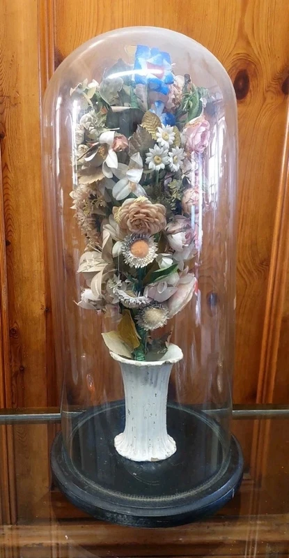 Cloche ancienne en verre soufflé, vase en céramique et fleurs en tissu, XIXe siècle.