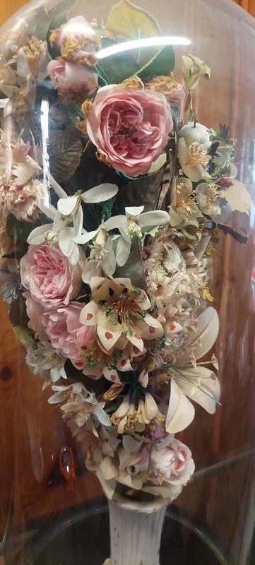 Cloche ancienne en verre soufflé, vase en céramique et fleurs en tissu, XIXe siècle.