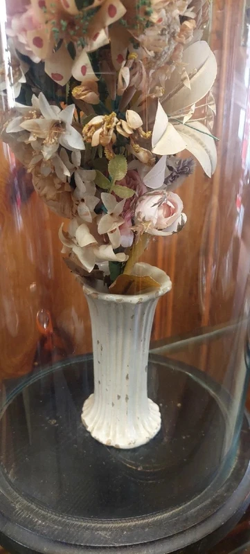 Cloche ancienne en verre soufflé, vase en céramique et fleurs en tissu, XIXe siècle.