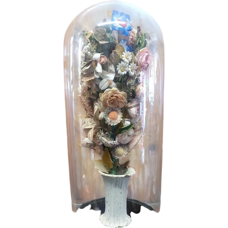 Cloche ancienne en verre soufflé, vase en céramique et fleurs en tissu, XIXe siècle.