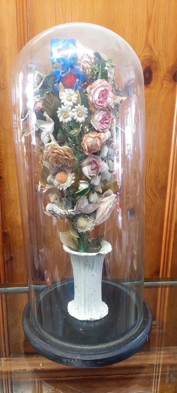 Cloche ancienne en verre soufflé, vase en céramique et fleurs en tissu, XIXe siècle.