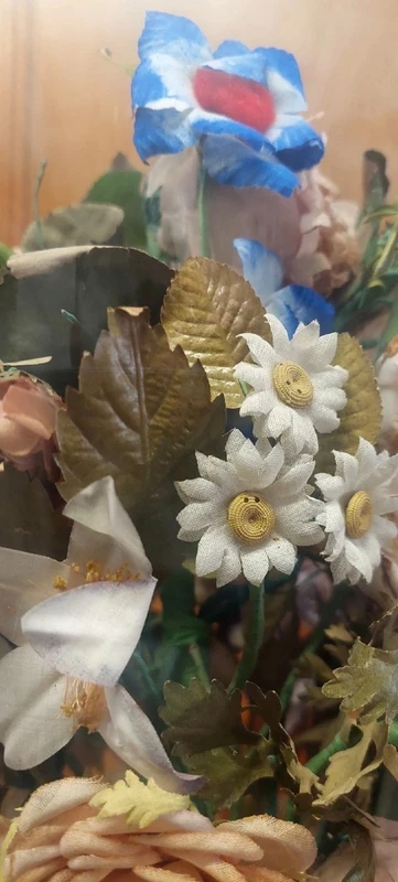 Cloche ancienne en verre soufflé, vase en céramique et fleurs en tissu, XIXe siècle.