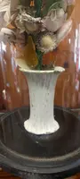 Cloche ancienne en verre soufflé, vase en céramique et fleurs en tissu, XIXe siècle.