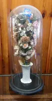 Cloche ancienne en verre soufflé, vase en céramique et fleurs en tissu, XIXe siècle.