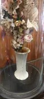 Cloche ancienne en verre soufflé, vase en céramique et fleurs en tissu, XIXe siècle.