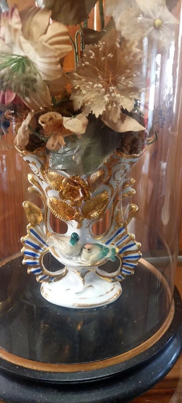 Cloche ancienne en verre soufflé, vase en céramique et fleurs en tissu, XIXe siècle.