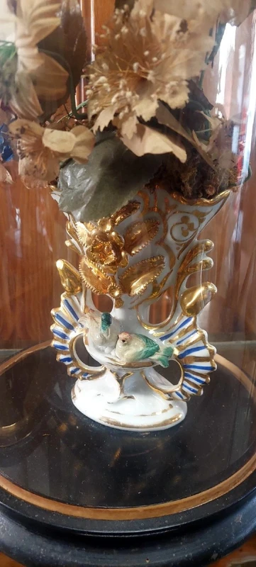 Cloche ancienne en verre soufflé, vase en céramique et fleurs en tissu, XIXe siècle.