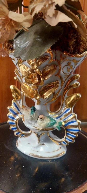 Cloche ancienne en verre soufflé, vase en céramique et fleurs en tissu, XIXe siècle.