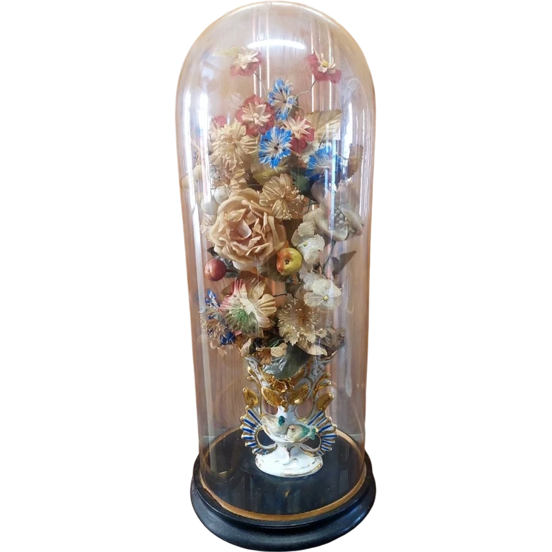 Cloche ancienne en verre soufflé, vase en céramique et fleurs en tissu, XIXe siècle.