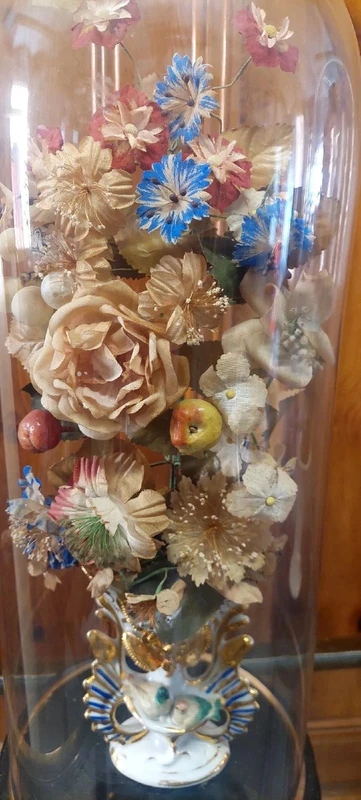 Cloche ancienne en verre soufflé, vase en céramique et fleurs en tissu, XIXe siècle.