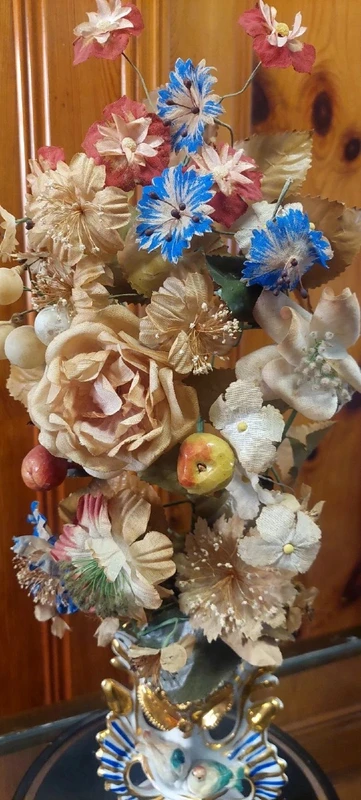 Cloche ancienne en verre soufflé, vase en céramique et fleurs en tissu, XIXe siècle.