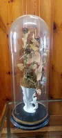 Cloche ancienne en verre soufflé, vase en céramique et fleurs en tissu, XIXe siècle.