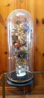 Cloche ancienne en verre soufflé, vase en céramique et fleurs en tissu, XIXe siècle.