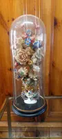 Cloche ancienne en verre soufflé, vase en céramique et fleurs en tissu, XIXe siècle.