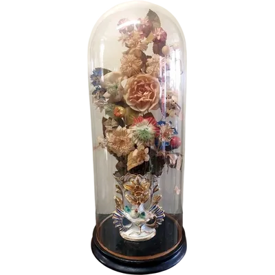 Cloche ancienne en verre soufflé, vase en céramique et fleurs en tissu, XIXe siècle.