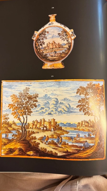 Flacon de pèlerin en majolique représentant saint Antoine de Padoue et la Vierge Marie. Castelli