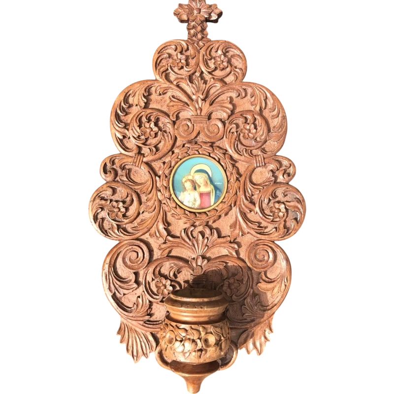 Acquasantiera in legno scolpito con motivi vegetali stilizzati e volute rocaille.