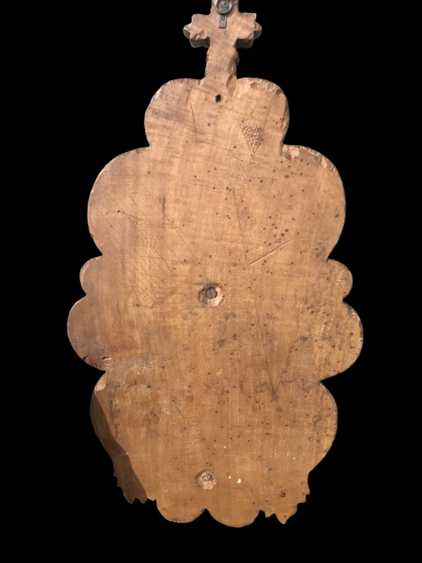 Acquasantiera in legno scolpito con motivi vegetali stilizzati e volute rocaille.