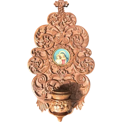 Acquasantiera in legno scolpito con motivi vegetali stilizzati e volute rocaille.