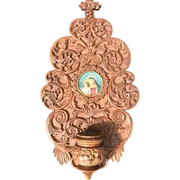 Acquasantiera in legno scolpito con motivi vegetali stilizzati e volute rocaille.