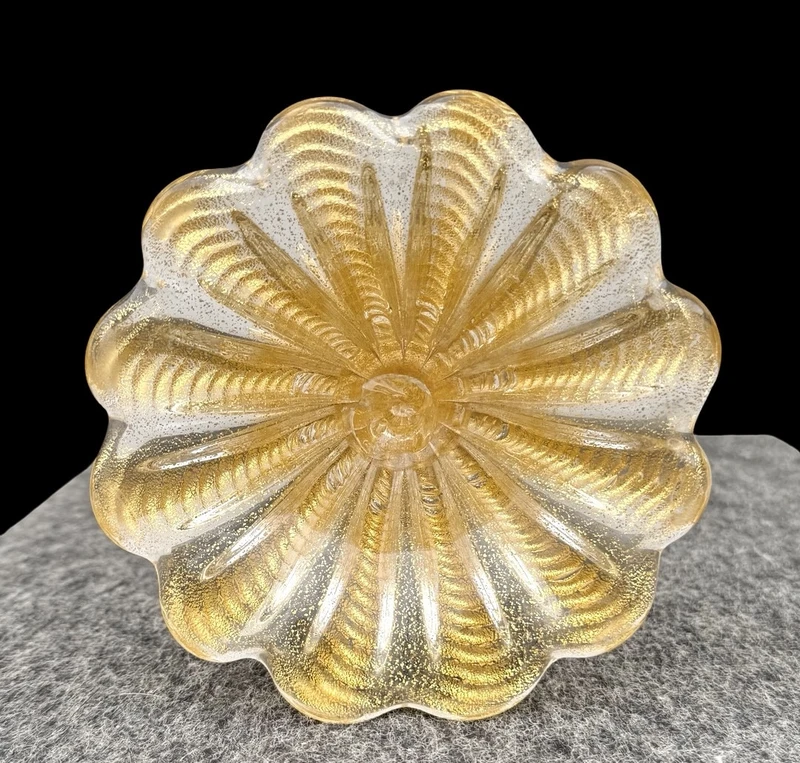 Candeliere in vetro pesante ‘cordonato oro’ con base e coppa baccellata .Barovier & Toso.