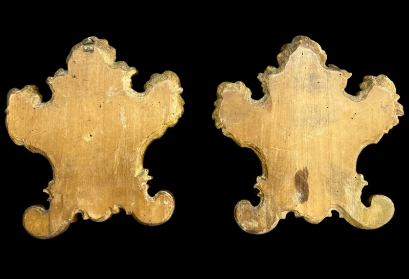 Paire de cartaglories en bois sculpté et feuille d'or