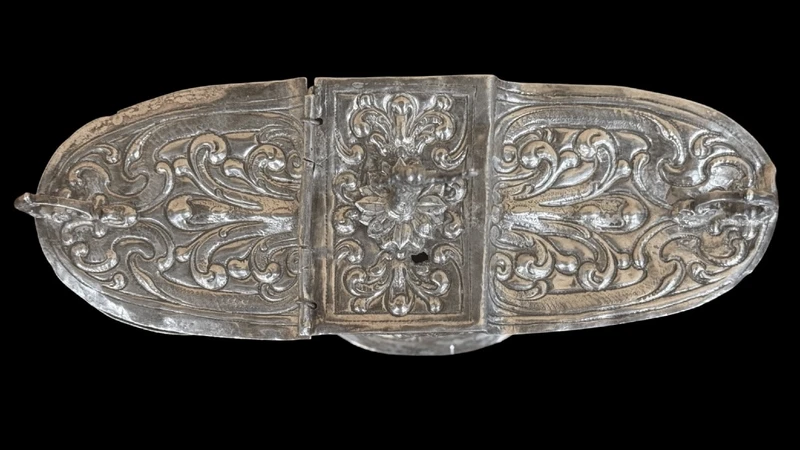Cendrier en argent repoussé, orné de festons de feuilles et de volutes.