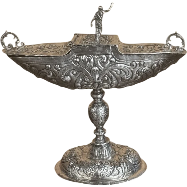 Cendrier en argent repoussé, orné de festons de feuilles et de volutes.