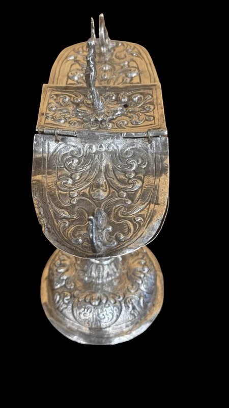Cendrier en argent repoussé, orné de festons de feuilles et de volutes.