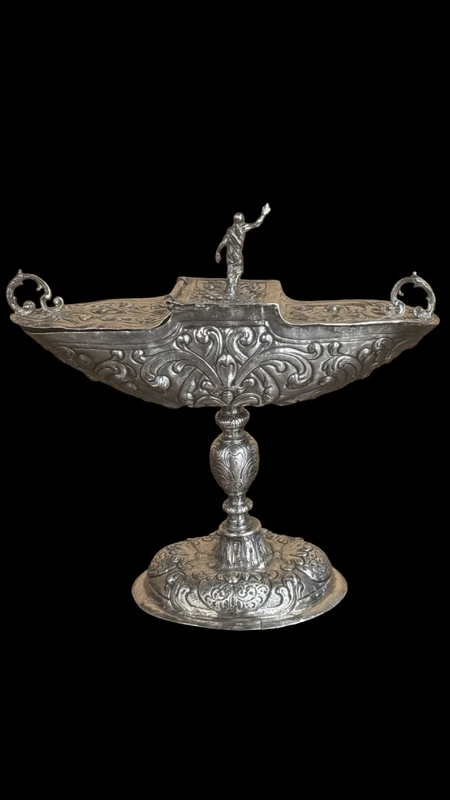 Cendrier en argent repoussé, orné de festons de feuilles et de volutes.