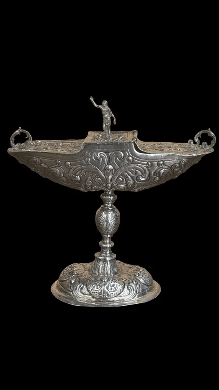 Cendrier en argent repoussé, orné de festons de feuilles et de volutes.