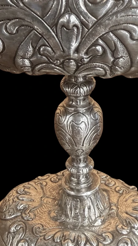 Cendrier en argent repoussé, orné de festons de feuilles et de volutes.